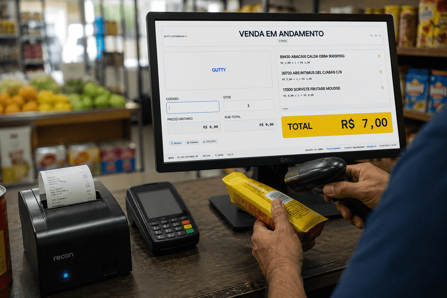 Operador escaneando produto no PDV Gutty no balcão